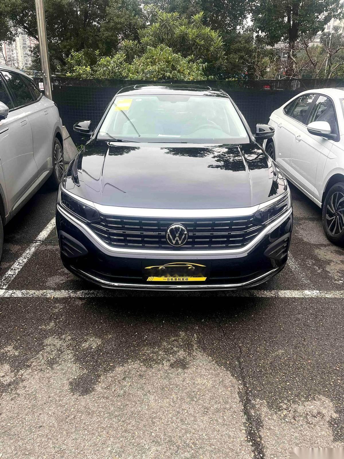 18万8的指导价，最后全办完15万6。
销售把计算器摁得啪啪响，报完价，我俩对视