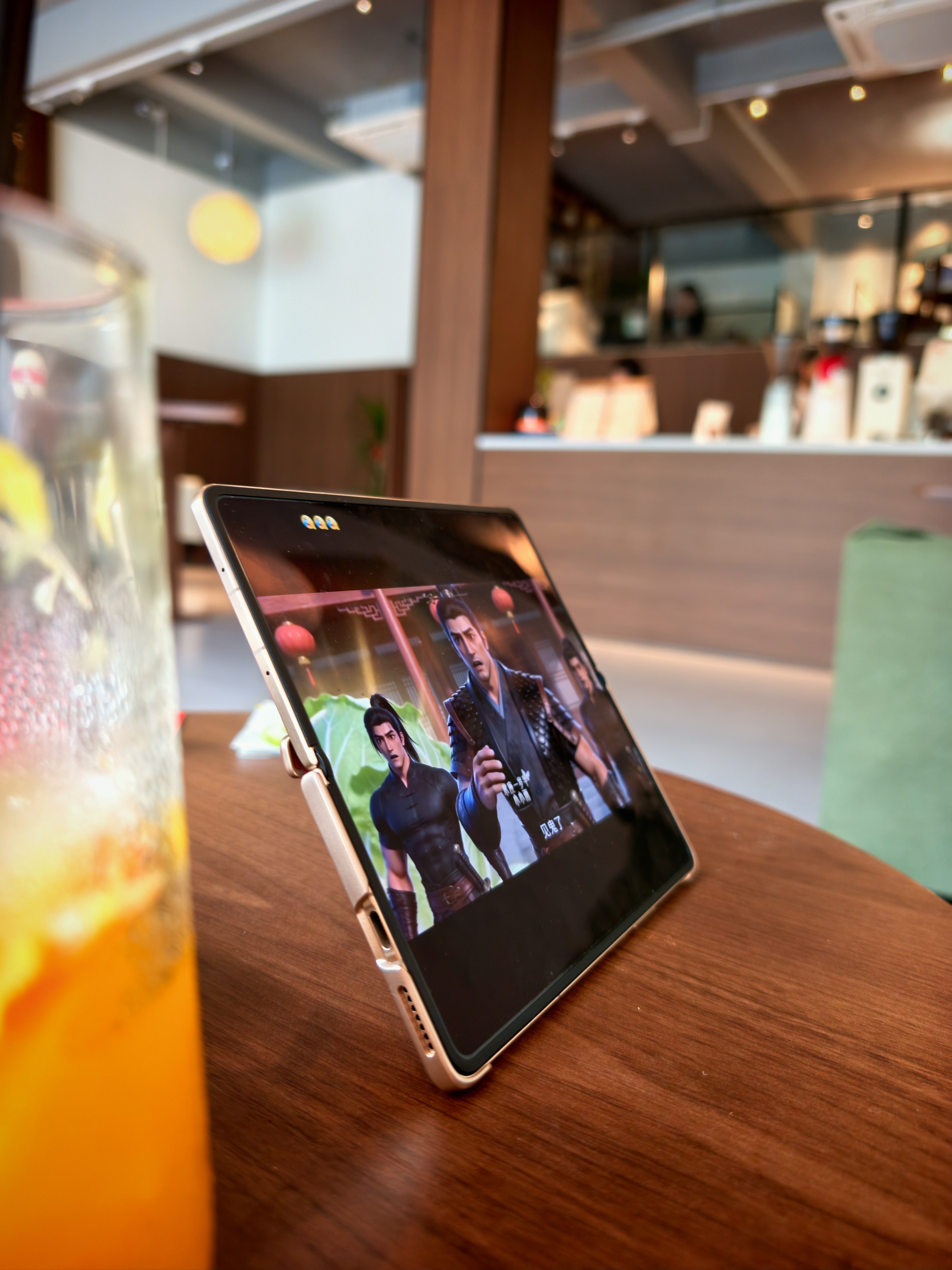 荣耀MagicV6的折痕控制器是也是不错的，看视频的时候就算倾斜很大角度，也基本