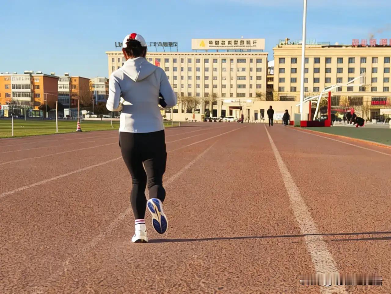 跑步不是“自杀式”冲锋：一场关于身心的温柔修行

诸位朋友，今儿咱们单说一桩发生