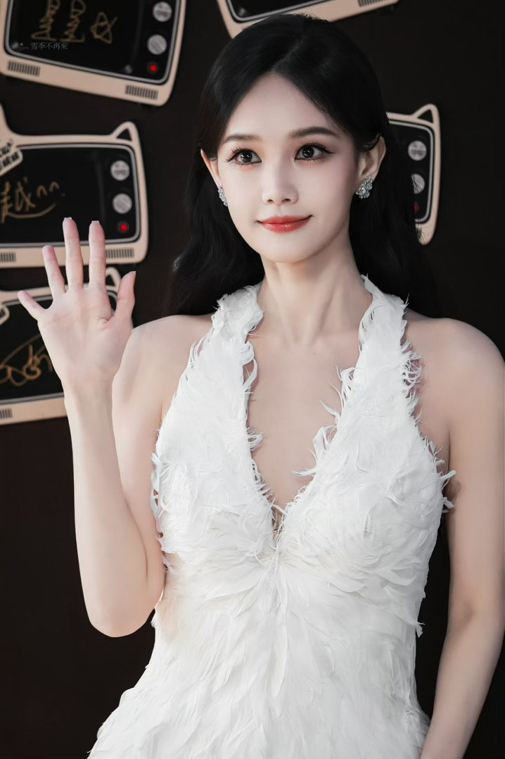 李一桐星味李一桐星味好浓微博视界大会抛开华丽装扮的加持，李一桐本身的气质就足够出