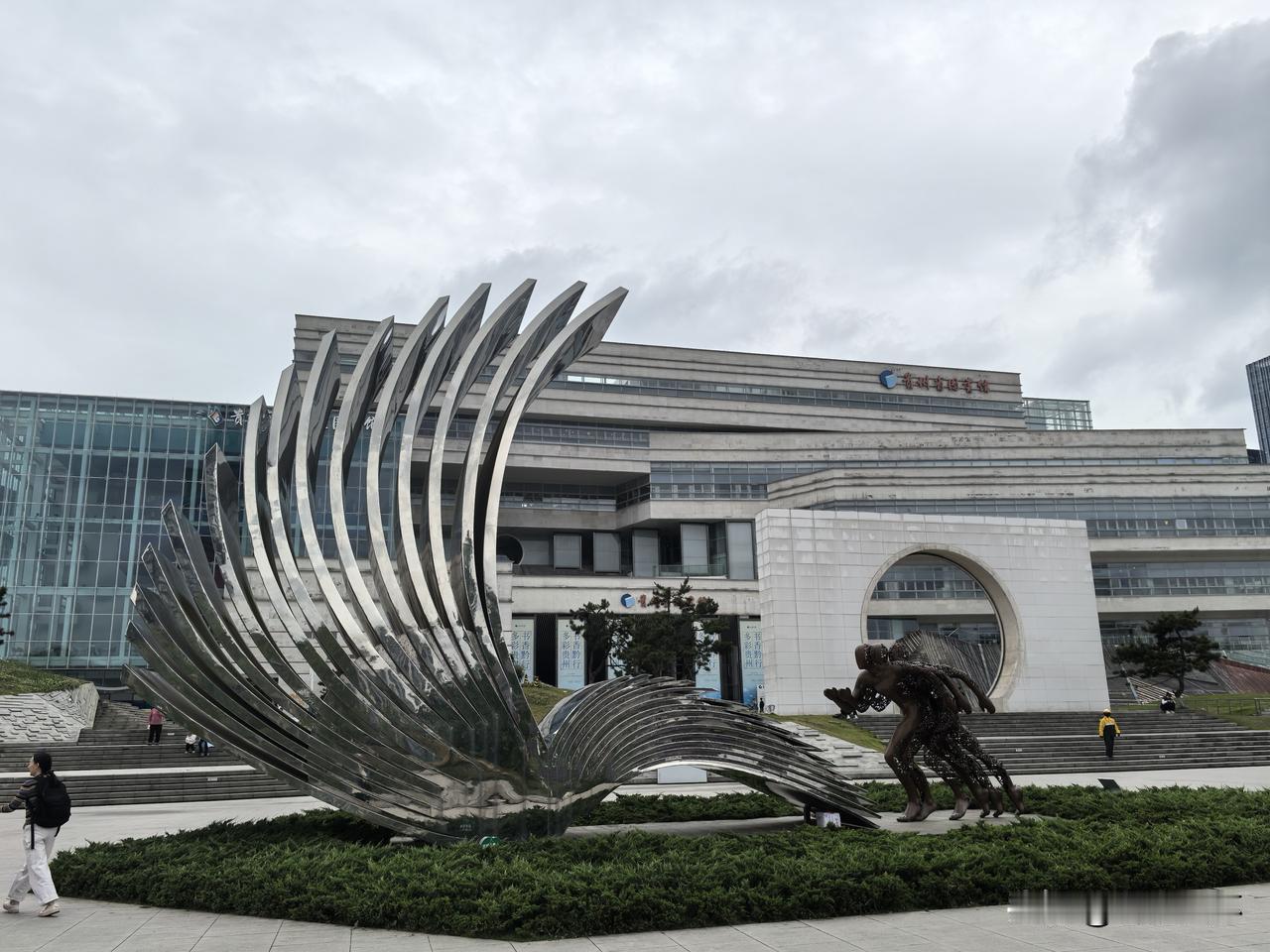 知道这雕塑是什么吗？一本打开的书，而我就正站在贵州图书馆的大门前。