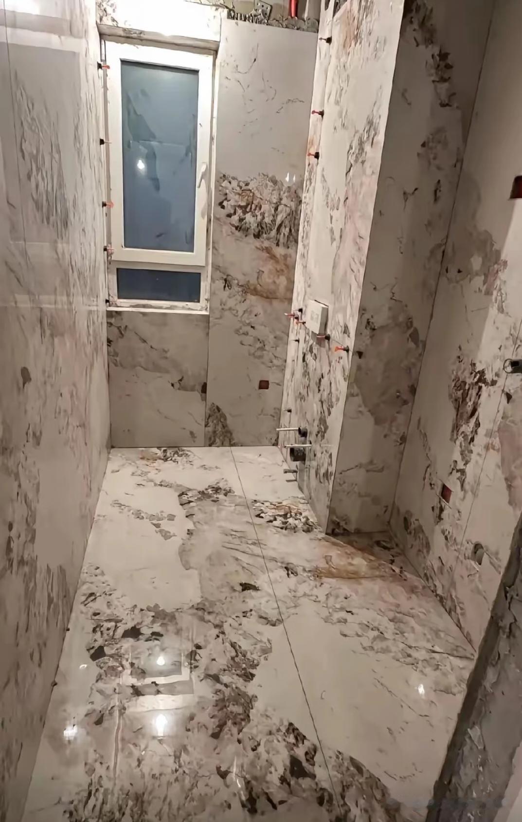 对门3号户型邻居大姐选砖的水平与众不同，我串门进去还以为是凶杀案发现场。。。。。