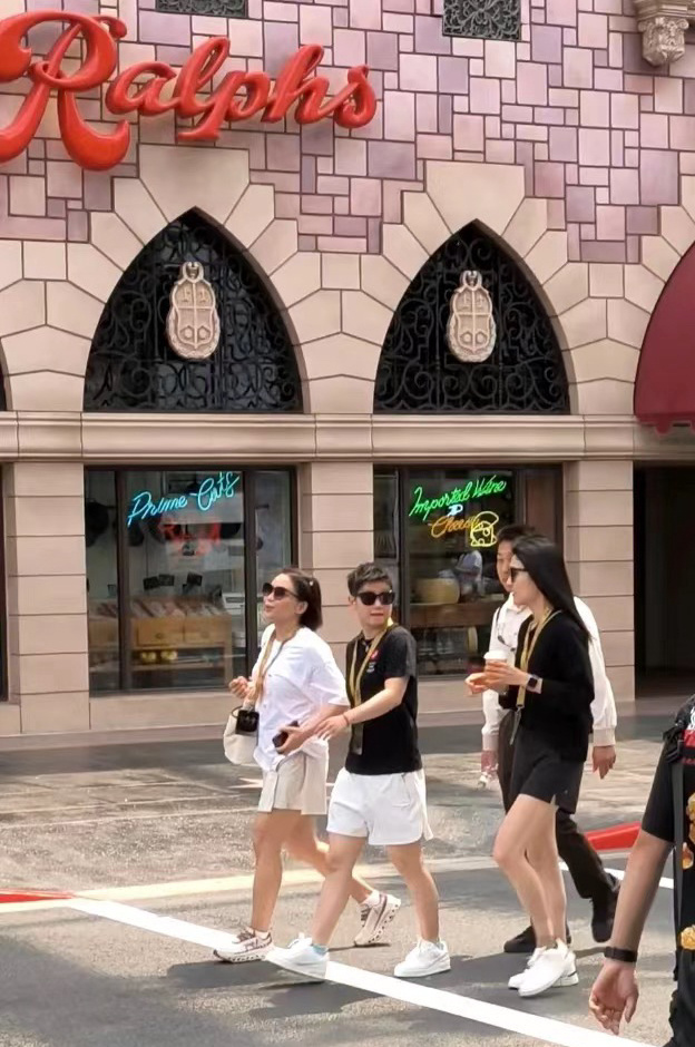 网友在环球影城偶遇莎莎，前有梁伟铿、汪顺、后有莎莎这是奥运健儿团建吗？[偷笑]有
