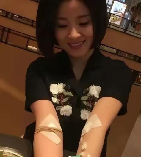 28 岁姑娘捐髓救少年，康复后男孩跪地痛哭：姐姐，换我来保护你！

“姐姐，我身
