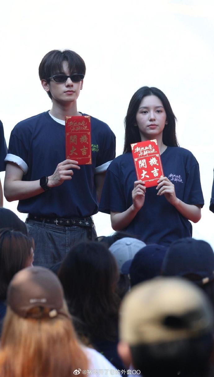 周也胡先煦新剧开机状态 开机现场元气氛围感拉满，周也眉眼藏满破碎感，胡先煦清爽少