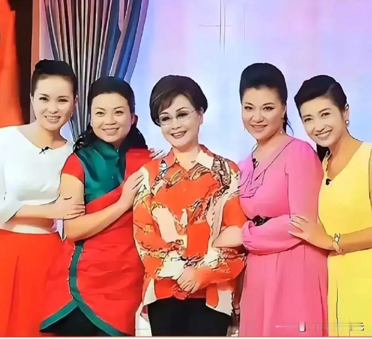 关注
一张五人合影照，仅一人不是歌唱家，你知道她是谁吗？左二为张也以甜润歌声唱响
