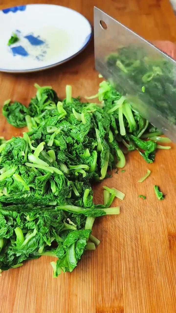 土豆小白菜。
这是一锅清淡暖胃，老祖宗留下来的家常菜：土豆炖小白菜。
·做这锅菜