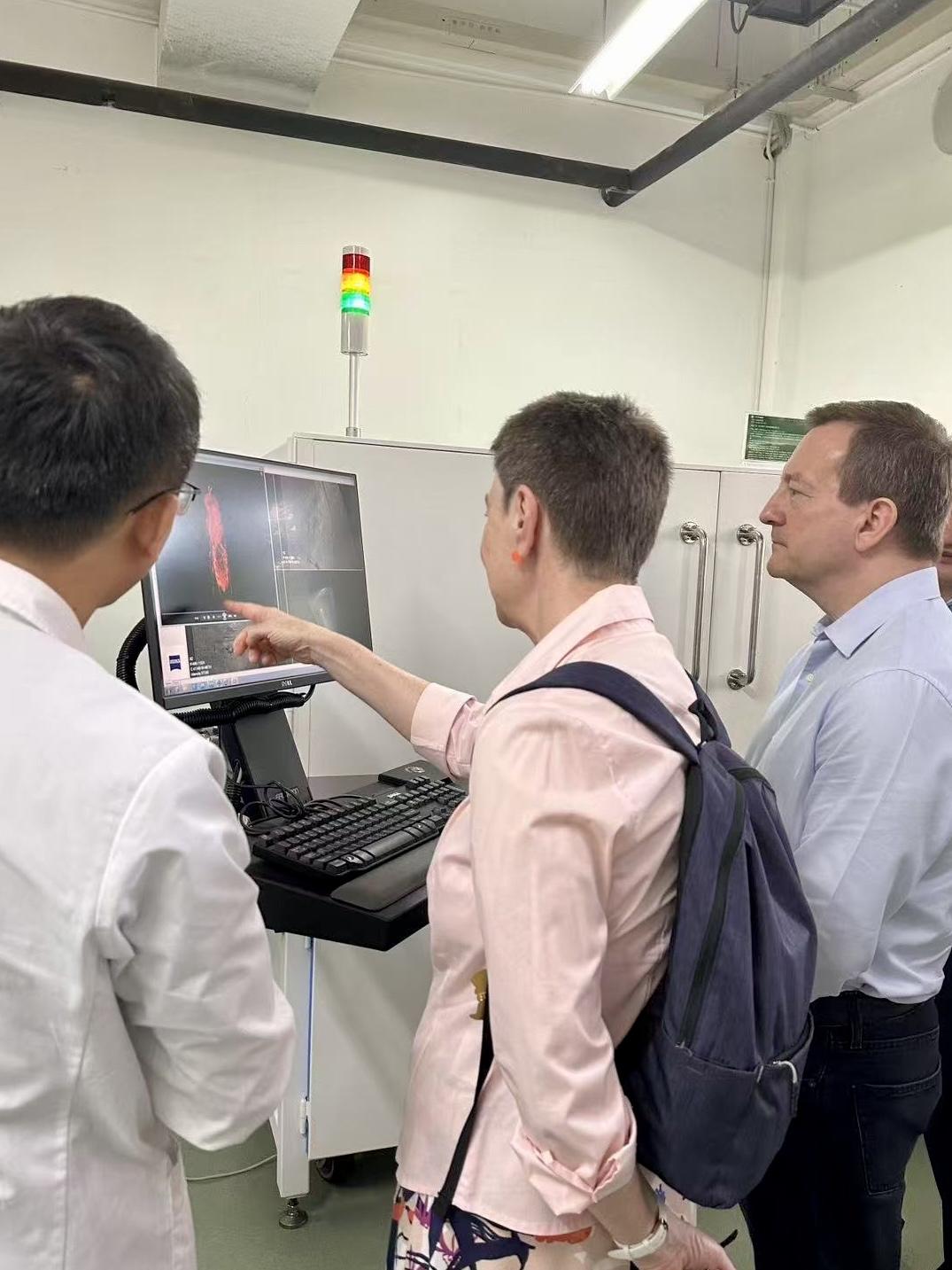 今天，德国驻华大使傅融和法国驻华大使白玉堂在西双版纳中国科学院植物园实验室受到了