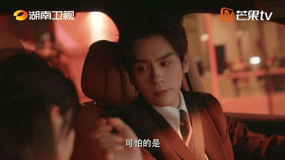 魏哲鸣体制内白月光杀回来了 他站在那里就是白月光本人，眉眼间的干净身姿的挺拔，还