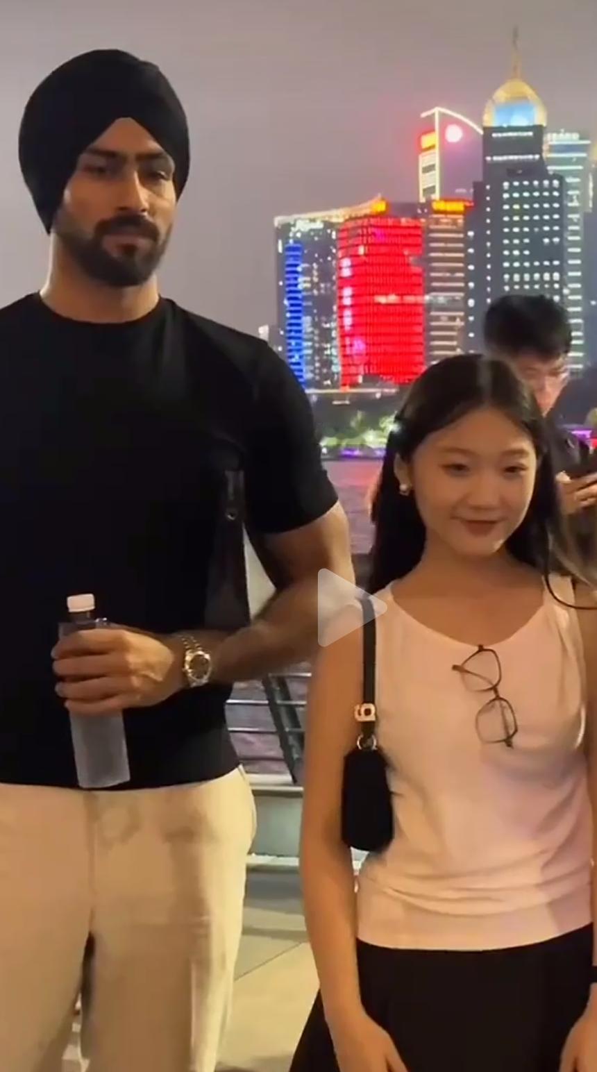 在上海外滩，居然有中国女人主动排着队和印度人合照！
这是什么心理，这些女人咋想的