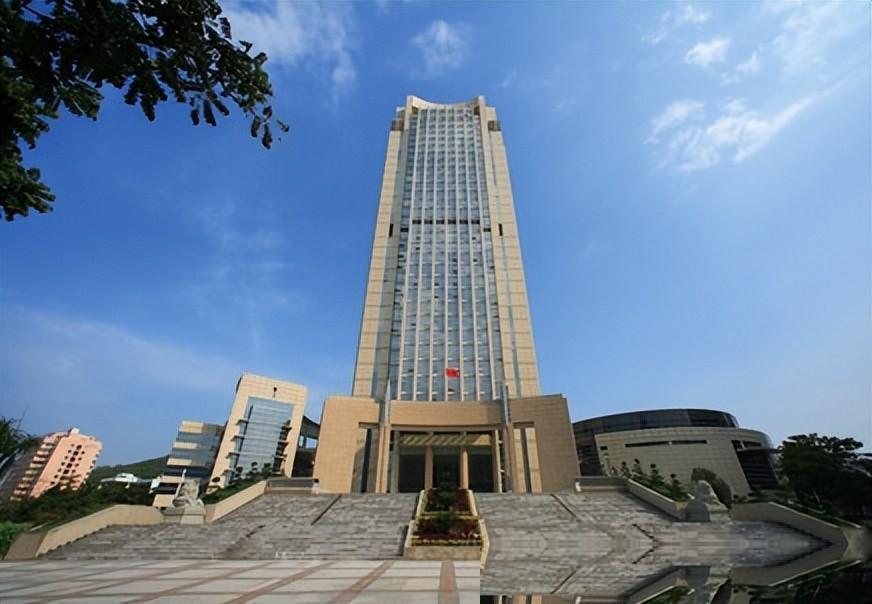 以前总有不少打工人抱怨，公司为了控制成本，社保总是按最低基数交，甚至干脆不交或者