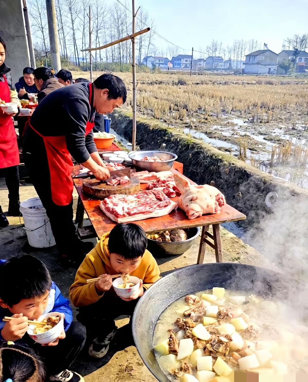 重庆那场杀猪宴，算是把今年春晚的脸打肿了。

一边是花了几个亿、彩排了上百遍的“