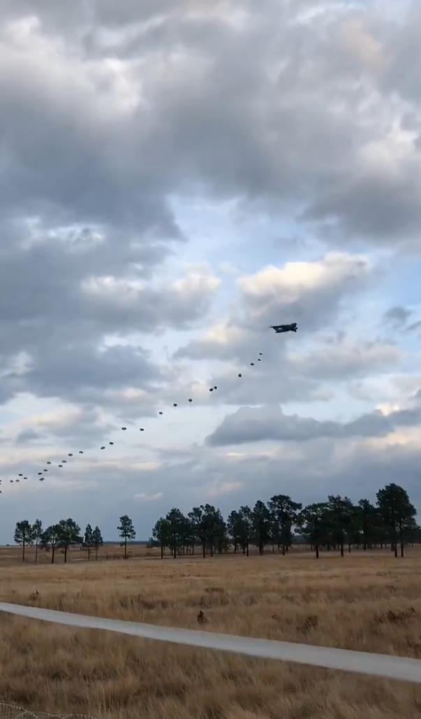 超过3000名来自美国精锐第82空降师的士兵已搭乘美国空军的C-17A“环球霸王