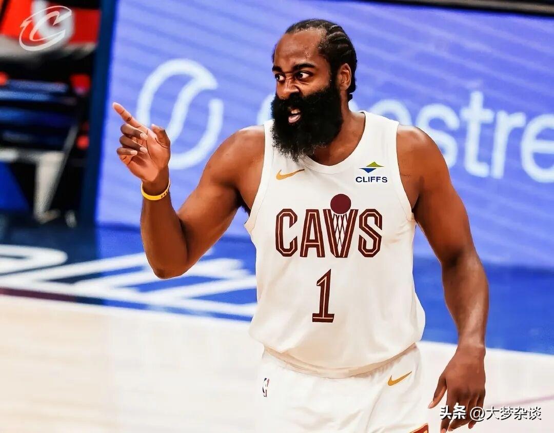 哈登16投11中砍下30分也架不住裁判乱吹，以后比赛别打了你直接判定输赢得了！[