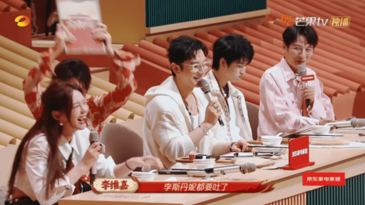 沈梦辰贴脸开大黄晓明怎么可以吃兔兔家乡美食大赛川渝对决名场面爆笑来袭😂沈梦辰现