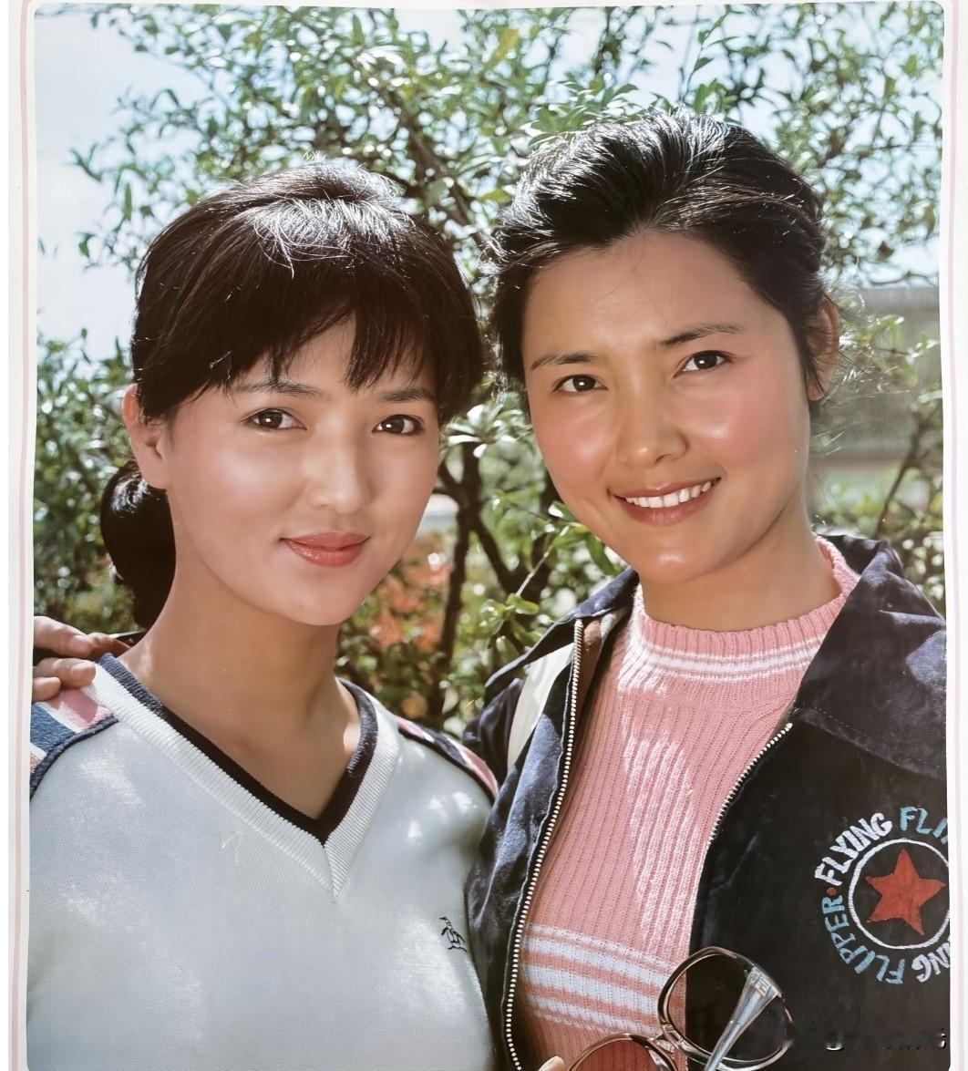 🎬 这是1983年电影明星挂历上的一张老照片。
右边这位女演员，是当年家喻户晓