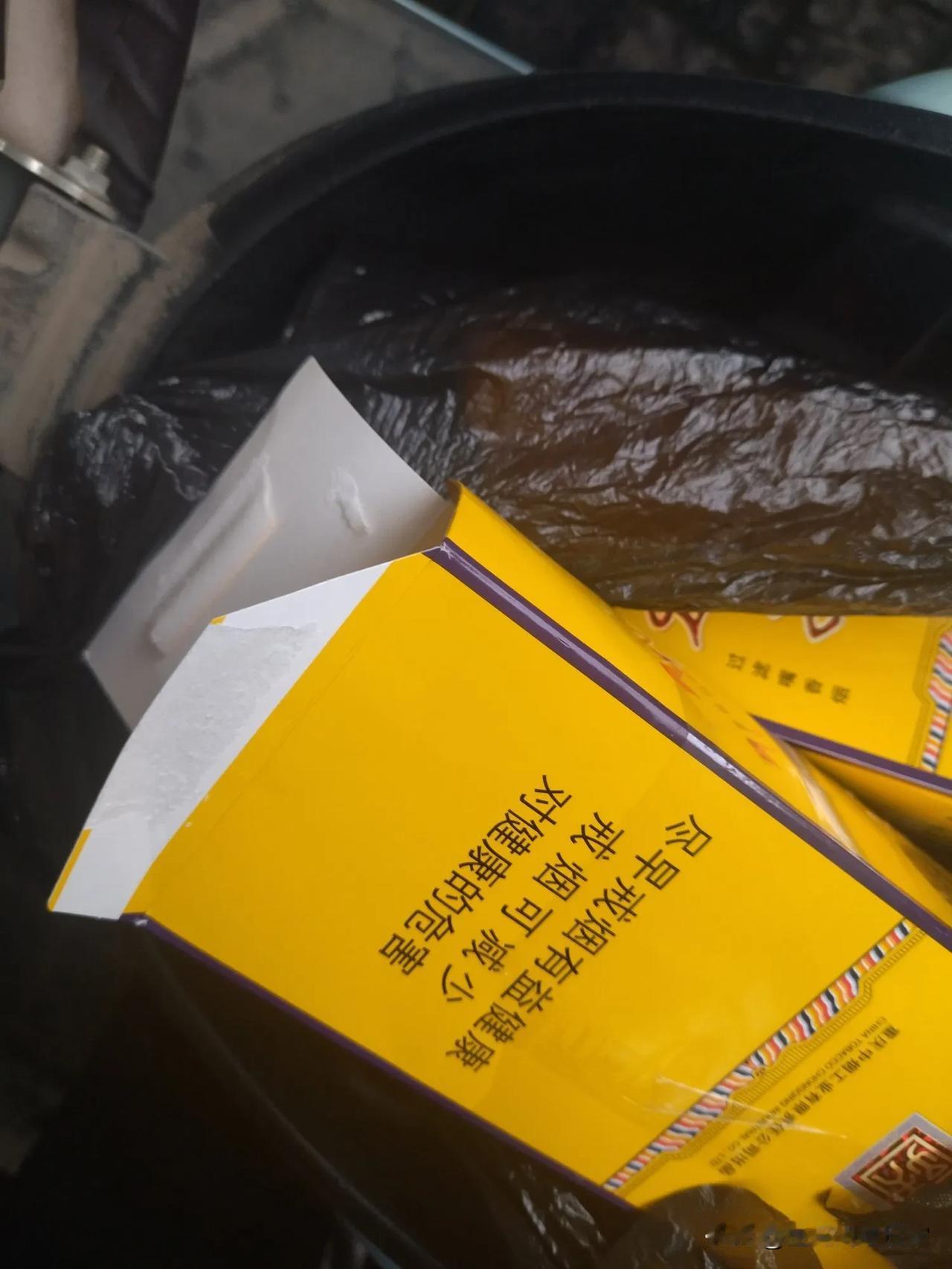 买了一个十几块的枕套，退货快递费五元，送了快递大叔一盒二十来块的烟，我这是赔了，