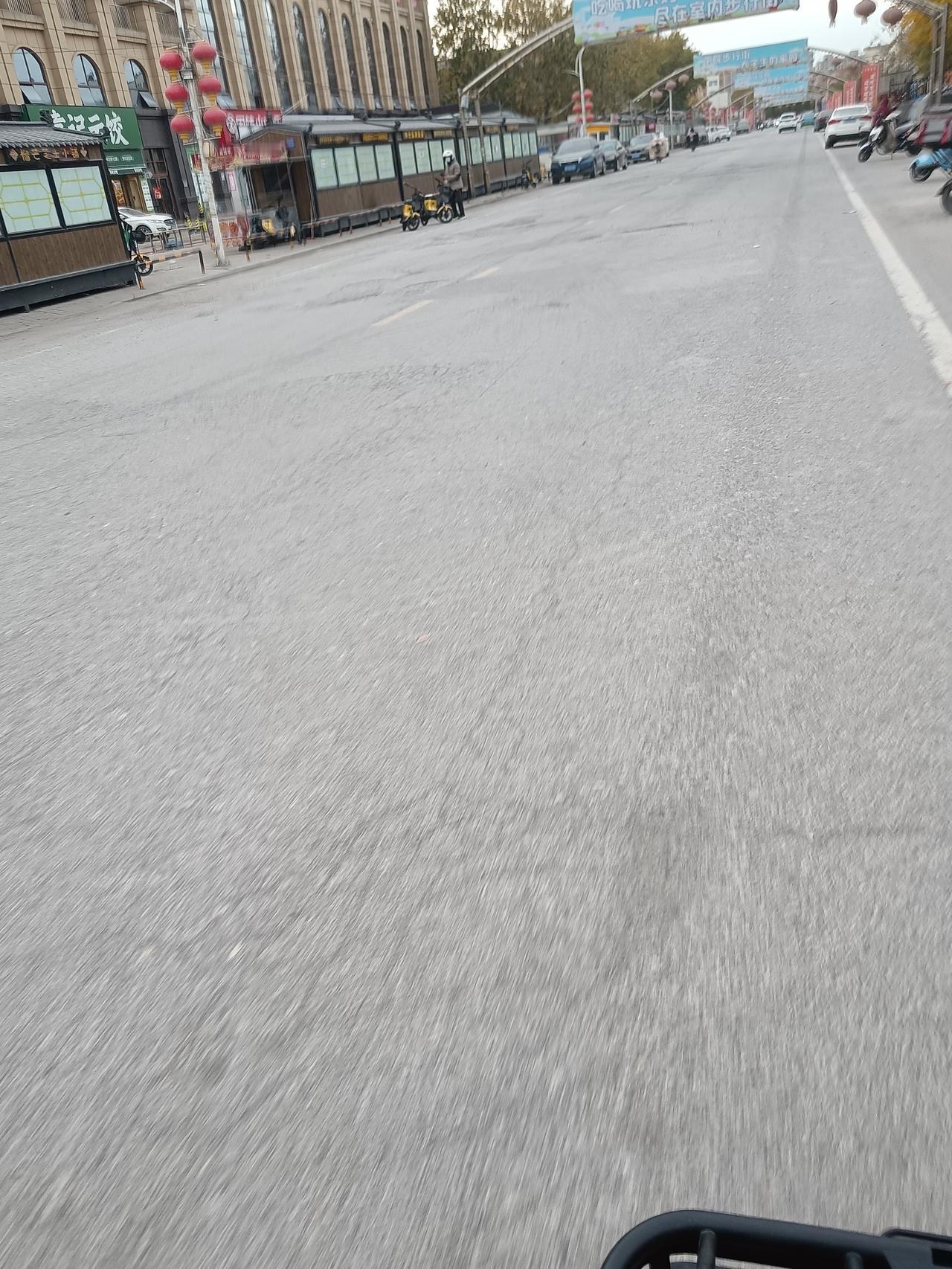 德州学院西边这个路，现在叫育英大街，原来叫学院西路了，看看这路现在烂成啥样了，坑