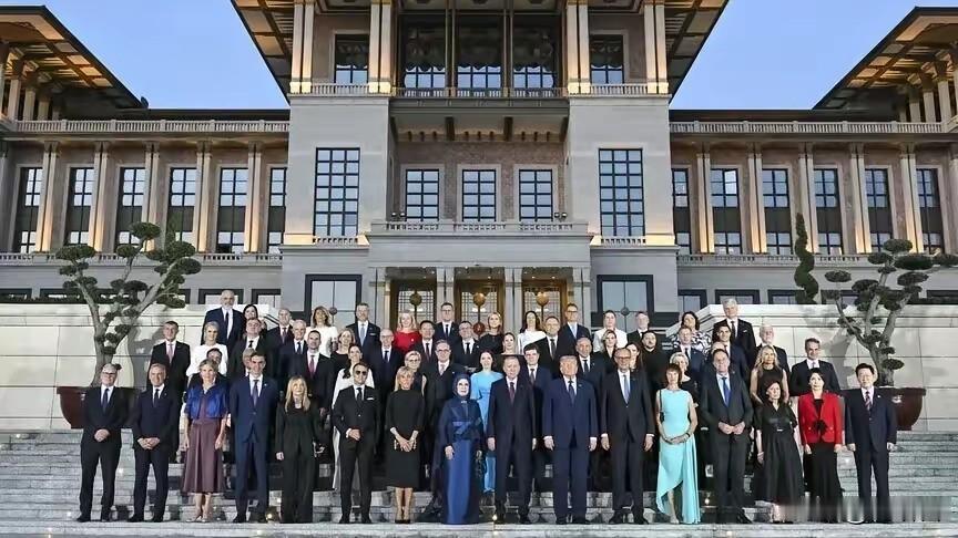 气势如虹，土耳其北约峰会又被马克龙给装到了？他全程都是太阳镜，把他的犀利眼神给盖