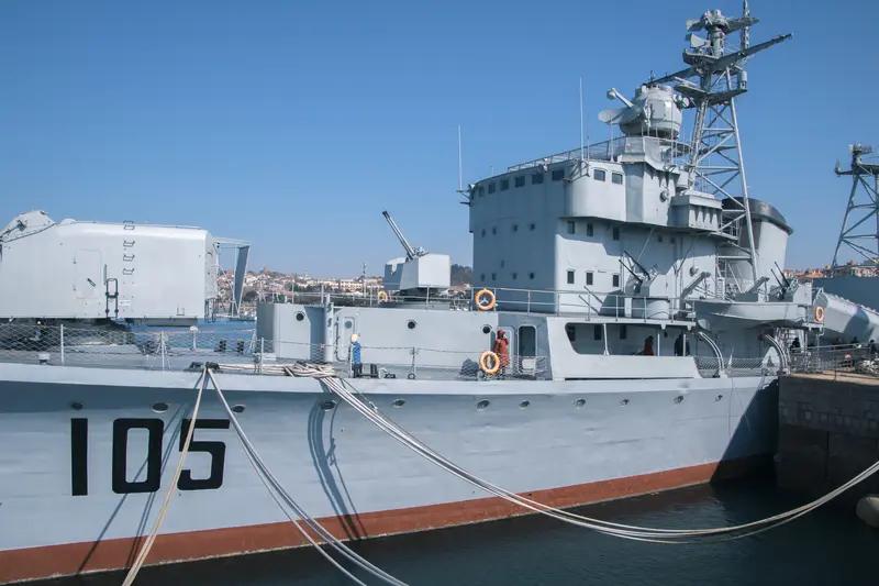 104舰停在老虎滩畔30余年，如今正式启动拆解，这一幕还挺让人感慨的。它就像一位