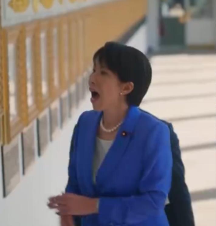 日本网民愤怒了！有日本网民曾这样说，“我们日本的首相竟然在外交场合，张开大嘴、露