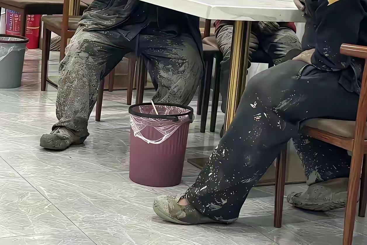 他们并不一定穷，也不会三代穷
这三位应该是装修工，三个人的一天总收入大约在100