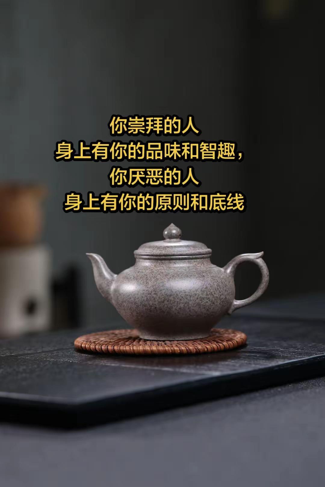 人要获得安全感，物质和精神层面都得兼顾。
物质上，得有稳定的收入。就像有稳定月薪