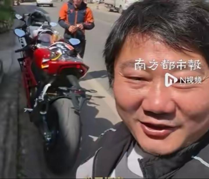 张雪开心晒自己终于能骑车的视频，看着都替他轻松。之前连骑个摩托车都难，名气大了反