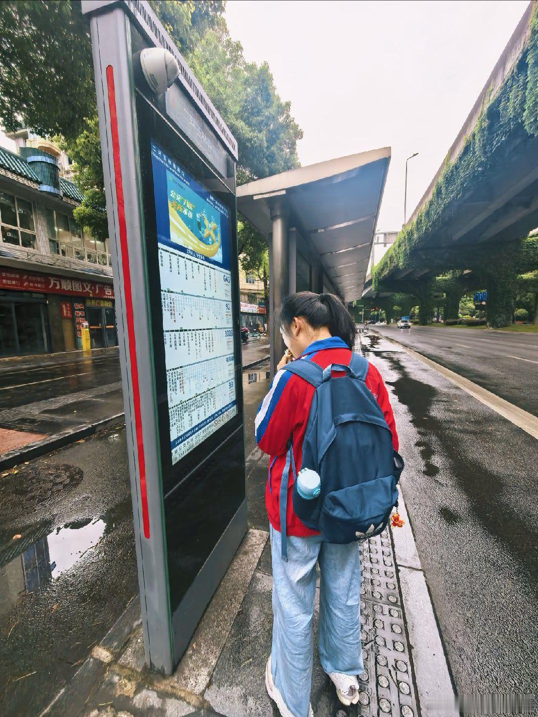 逗比小孩 和同学约好，今天回初中看老师。其实，也是大家约着一起玩。和同学商量七点