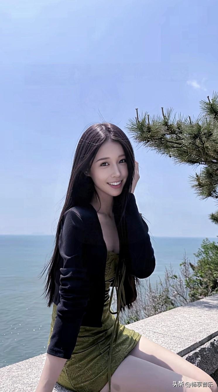 漫步滨海小路，拥抱海风，笑意随海浪肆意绽放。分享甜美小姐姐的随手拍甜系随手拍 分