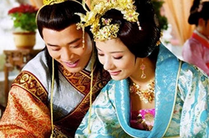 1487年，一个男人登上了皇位。他本可以大开杀戒——他的童年在阴暗的冷宫里度过，