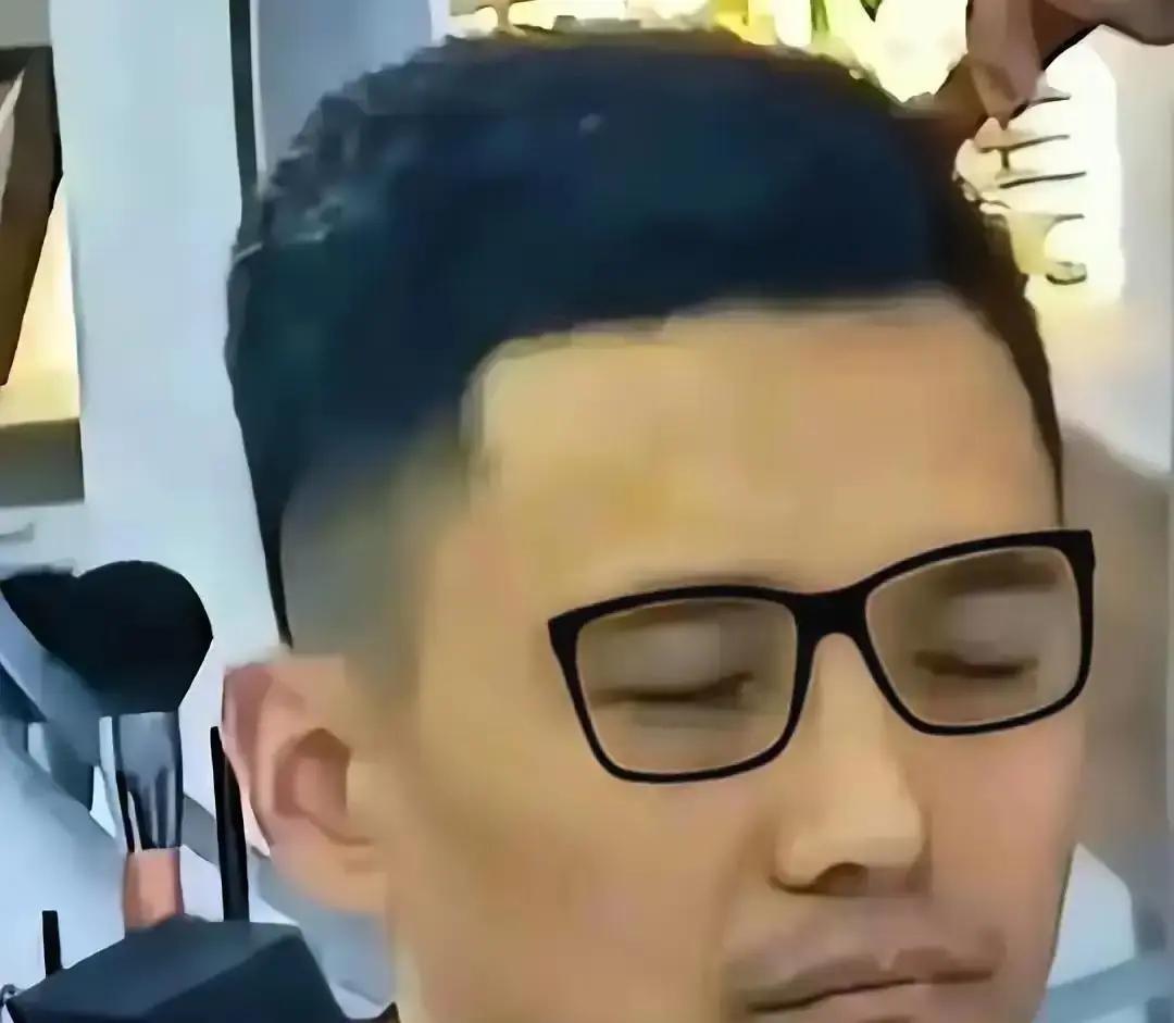 宋喆出狱后，第一个拉黑他的是亲姐。
 
七年前那场官司，王宝强把他送进监狱。七年