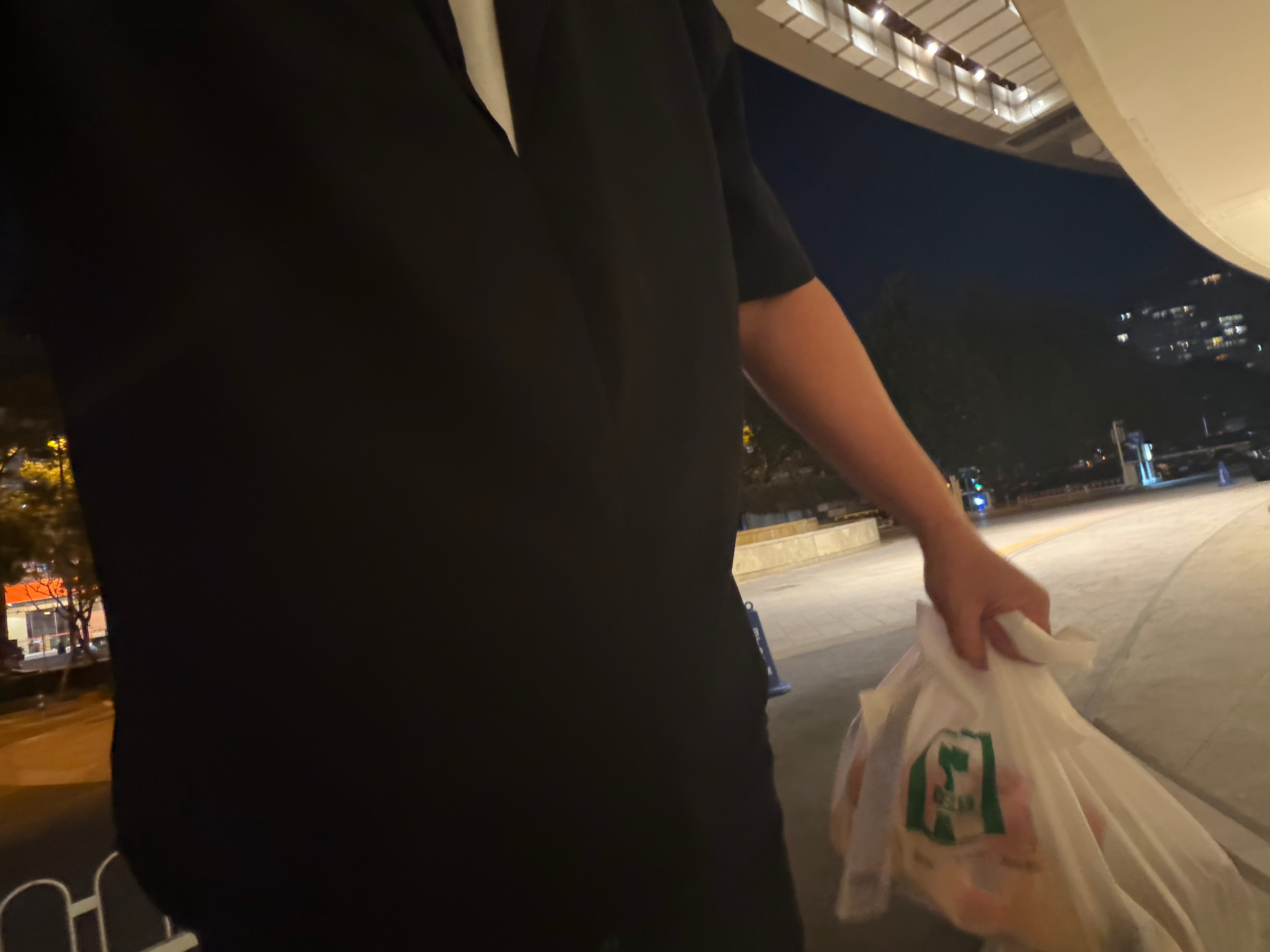 今晚北京街头唯一穿短袖的人？  ​​​