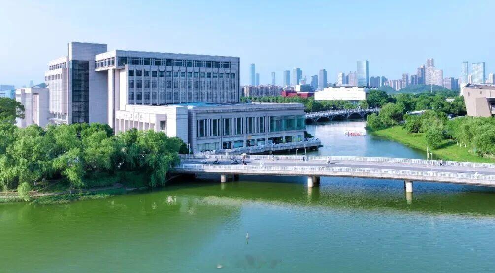 【中南大学人工智能学院正式组建】近日，湖南长沙。宣布人工智能学院领导班子任职决定