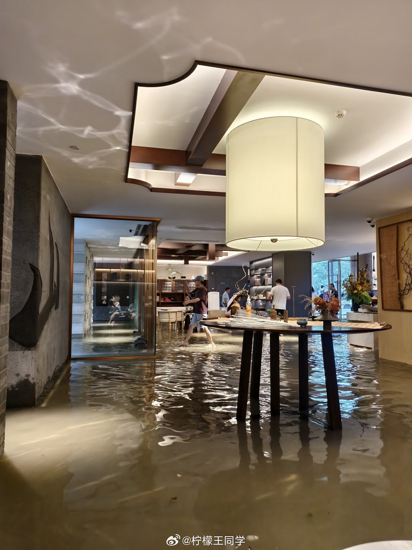 白海豚 上班高看了巴威，低估了白海豚巴威来的时候，没风没雨，白海豚来的时候，大风