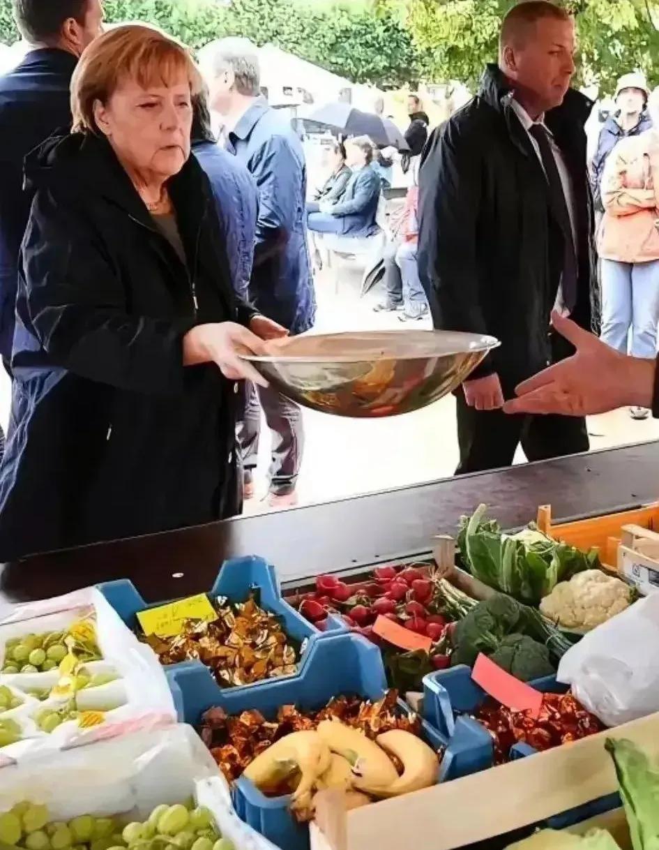 默克尔退休后一个人上街买菜，没有助理，没有秘书，没有保镖。
 ​​只有店家和路人