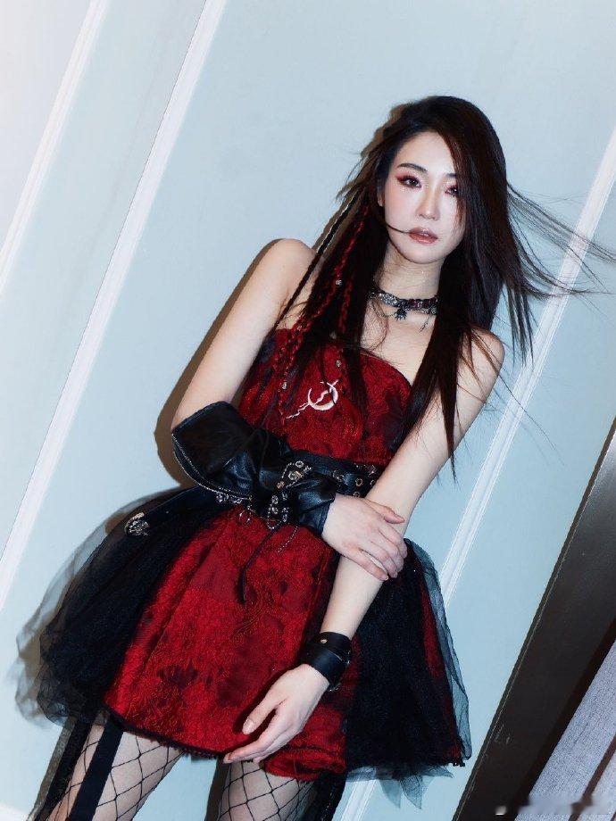 凯丽女儿张可盈这综艺情节好眼熟凯丽女儿张可盈在综艺《让我来唱》里靠着实力直接逆转