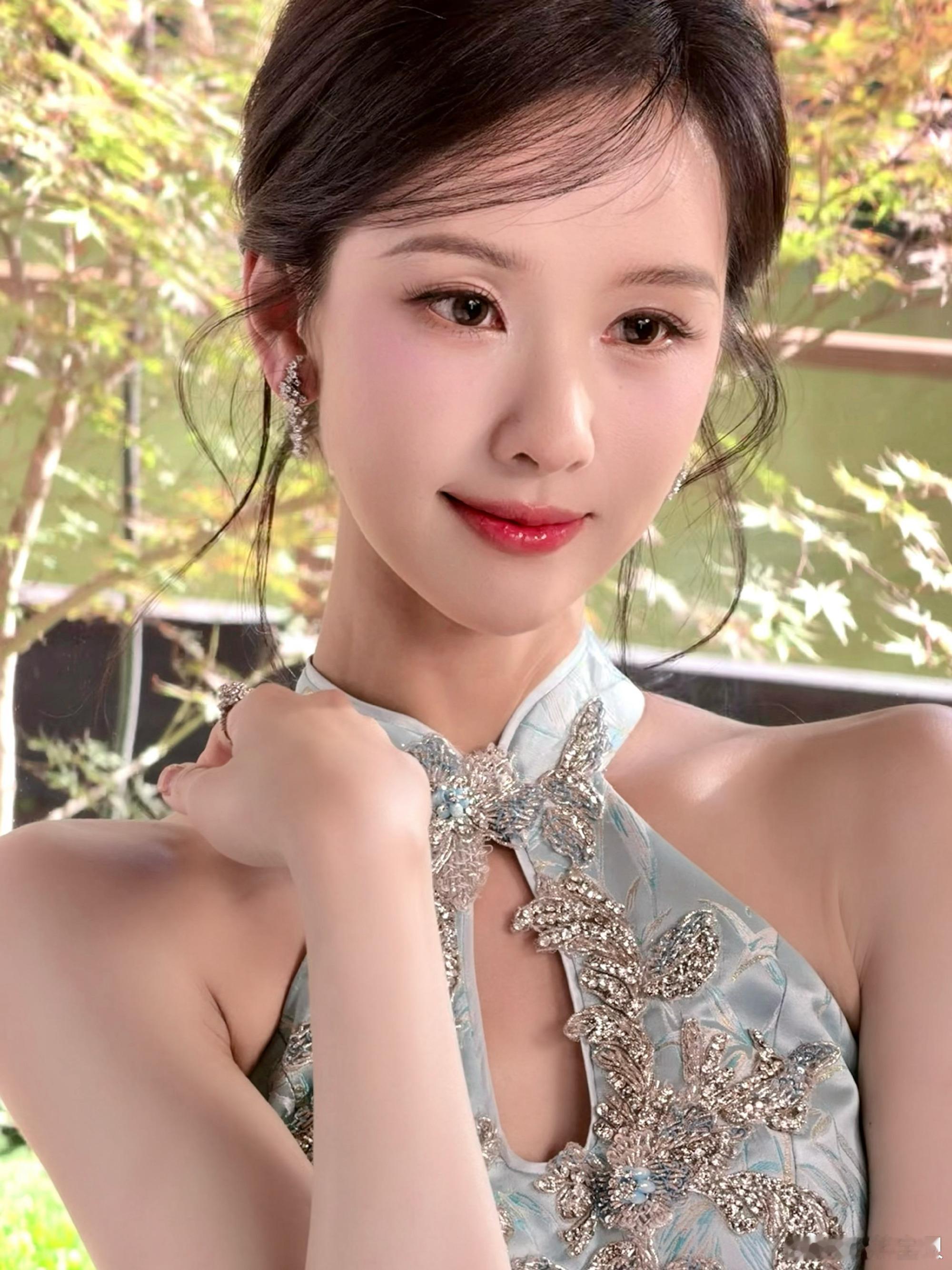 陈都灵周翊然什么时候原谅现偶 陈都灵最新营业照： 今天是旗袍美人嘟嘟🥬 