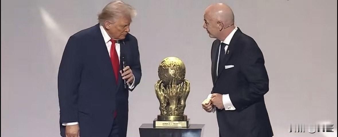 特朗普获得FIFA和平奖，
颁奖现场很欢乐，
在肯尼迪中心举行的颁奖仪式上出现了