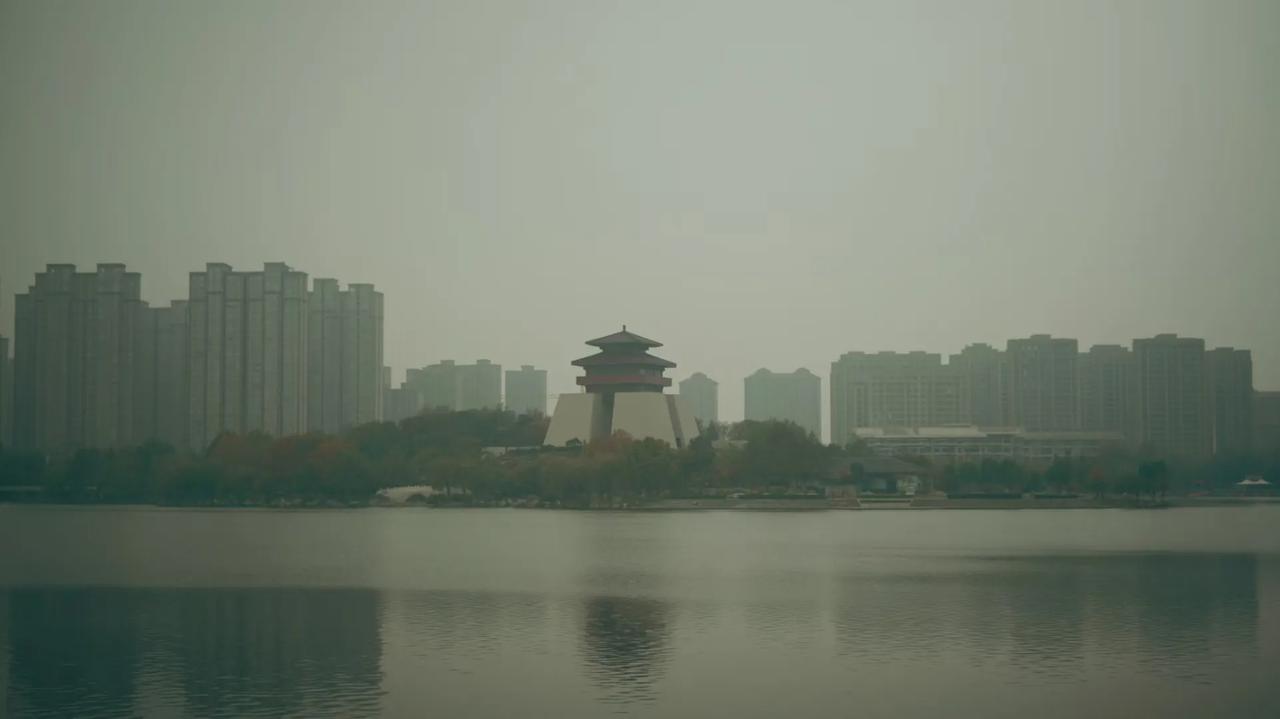 这个季节的枣庄东湖公园别有一番韵味，刚入冬，恰逢小雨天气，漫步在东湖公园里给人一