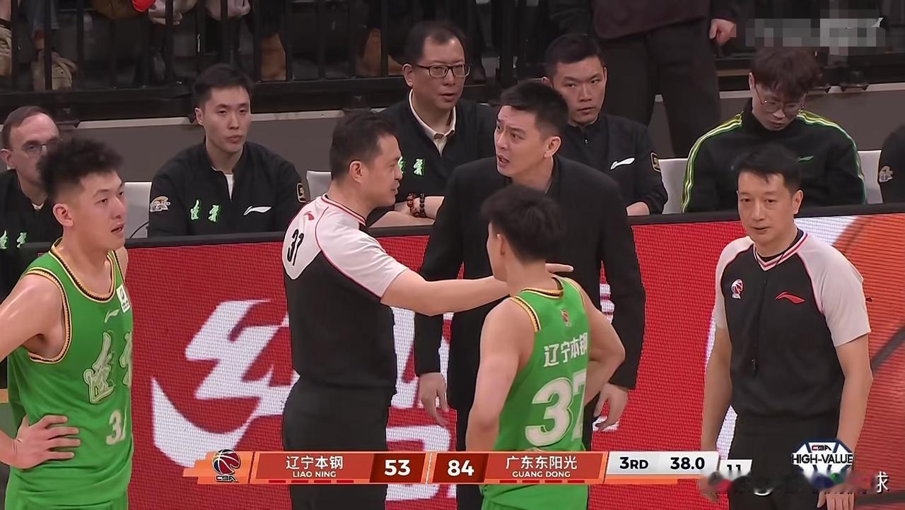 辽宁本钢主帅杨鸣真是太喜欢抱怨裁判了！在今天辽宁本钢主场迎战广东东阳光的比赛中，