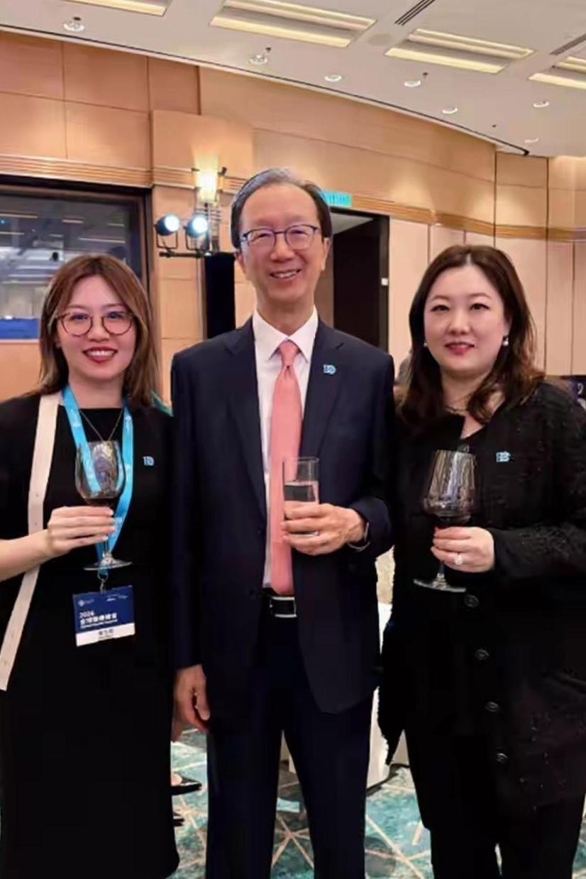 久违同框！伏明霞一家五口出席晚宴，状态惹热议
 
跳水冠军伏明霞难得携全家亮相晚
