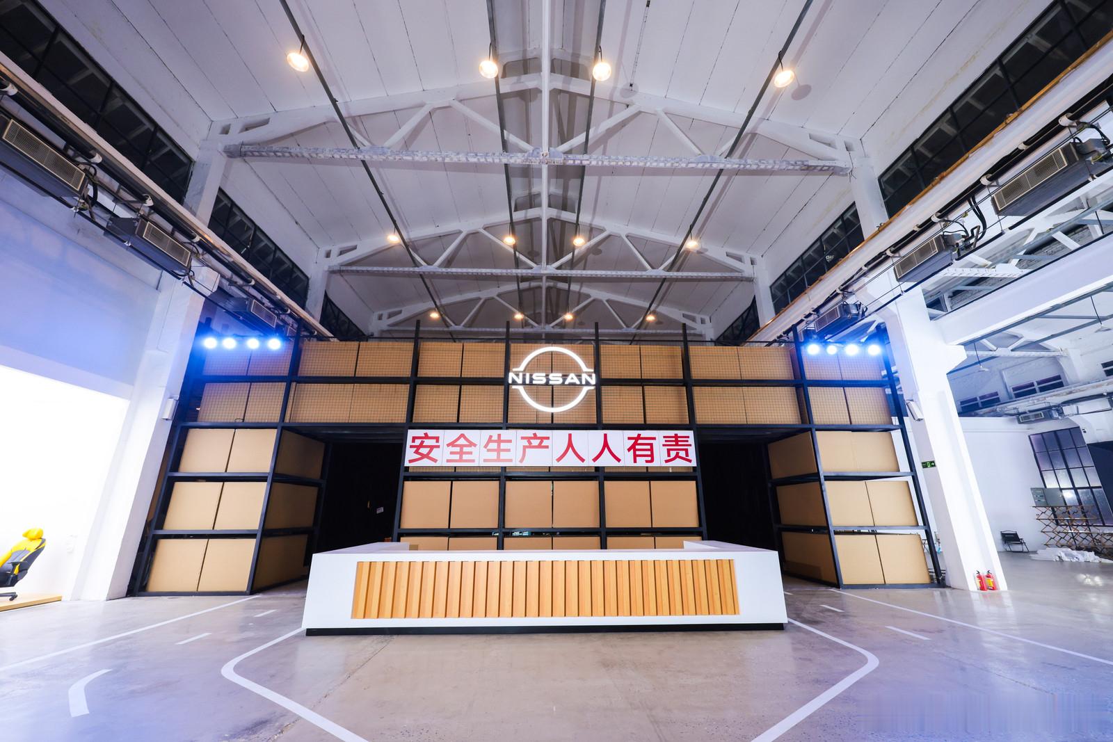 东风日产这次真会整活——直接把发布会开进“沙发厂”！更离谱的是，领导还改装了一列