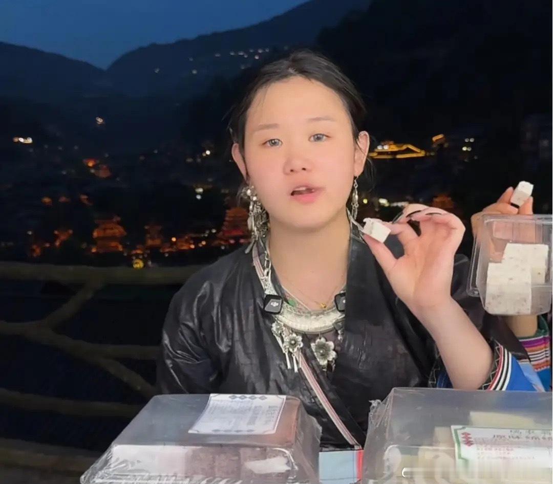 看到张家齐妈妈，我才反应过来张家齐直播带货，不是因为赚钱快，而是因为她身上真的没