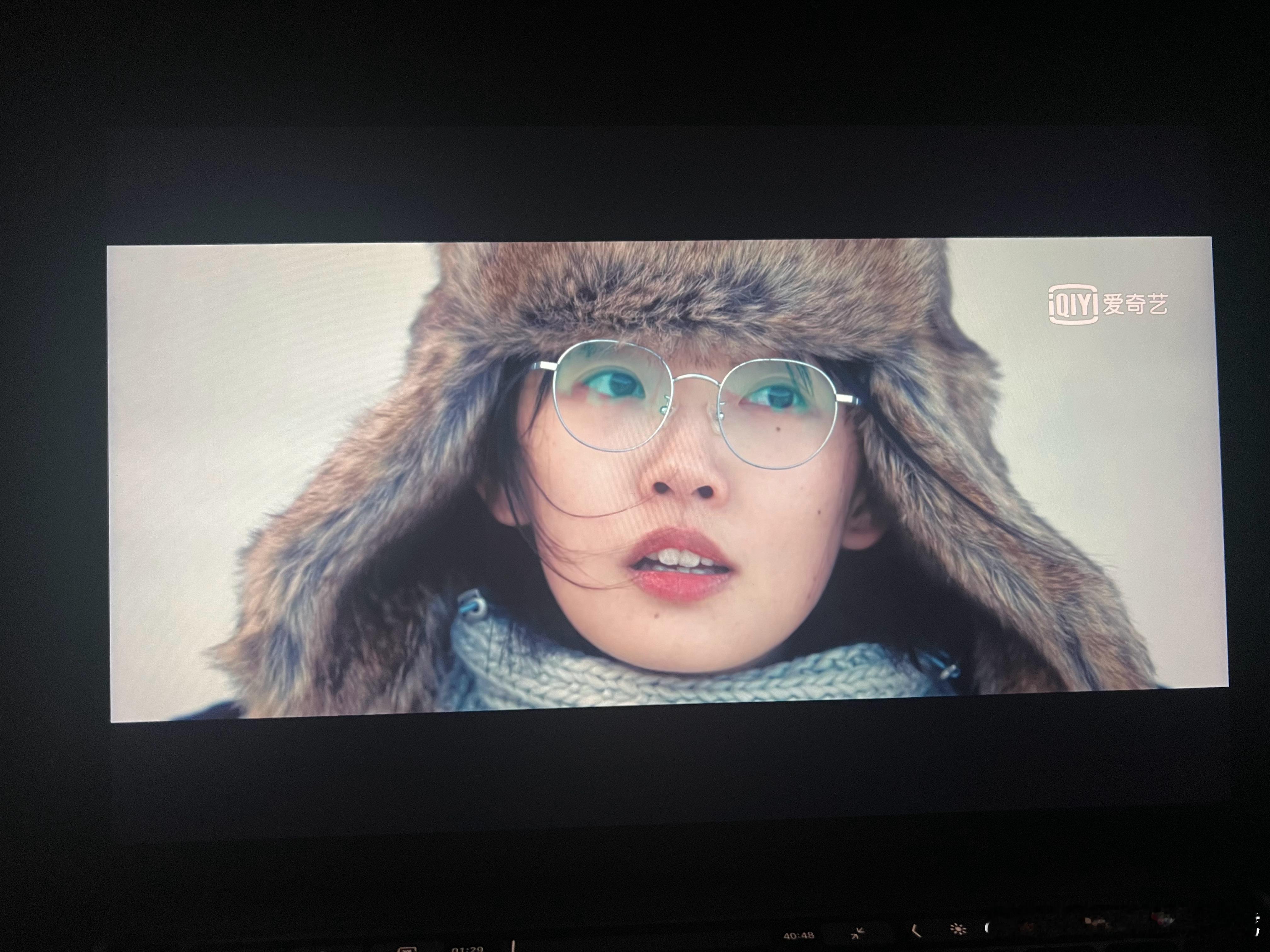 周依然在《#我的阿勒泰# 》第一个镜头好美啊！有点白百何的感觉[哇][哇] ​​