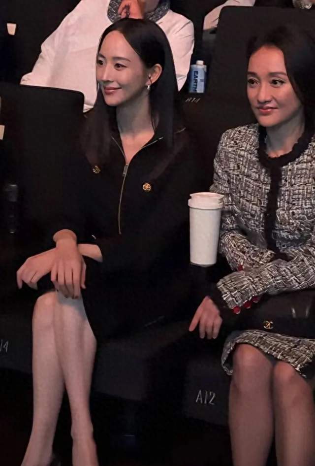 井柏然刘雯黑皮同框，眼神拉丝？上海香奈儿同座太上头