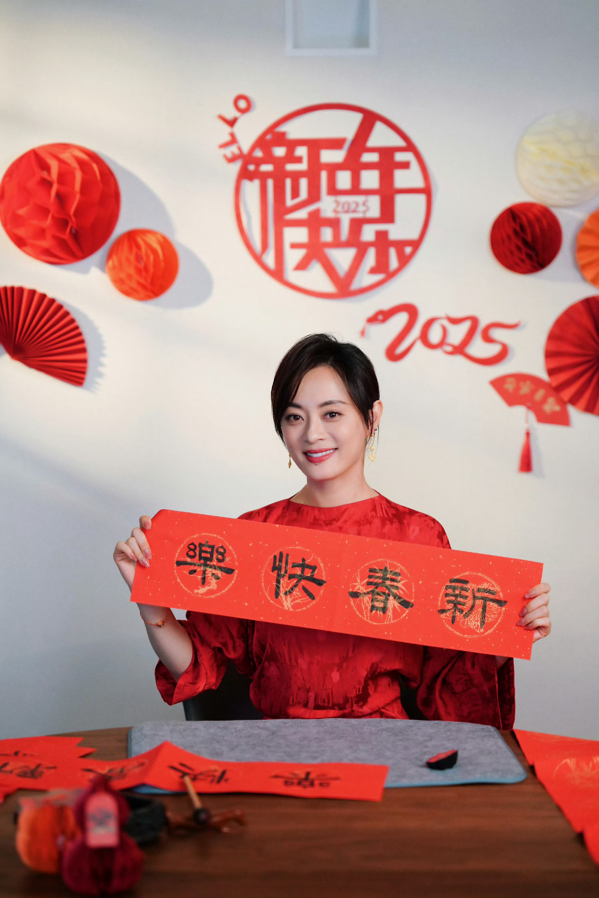 孙俪写春联年味儿来了  孙俪手写春联送粉丝 孙俪写春联年味儿来了，字写的好好啊！