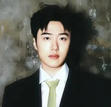 周游演的白椿，一个退伍军人，在《生命树》里单恋自己的堂妹白菊。
杨紫演的白菊就在