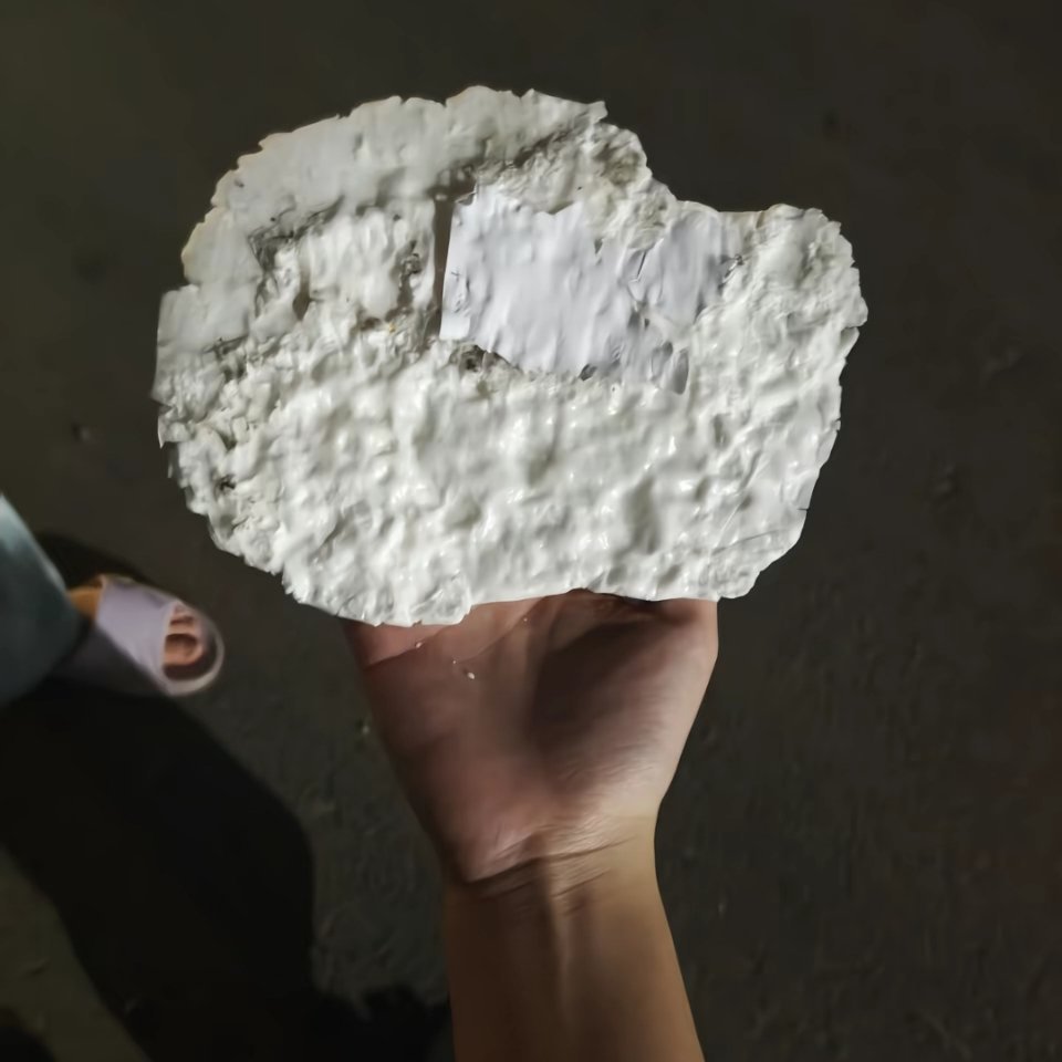 有人花8块钱买的肥皂，被大运压成饼了。网友:压的真够皂的 