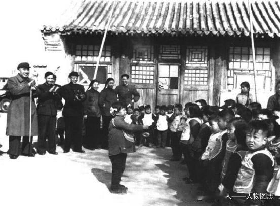 1960年2月24日，朱德在北京四季青人民公社幼儿园参观。